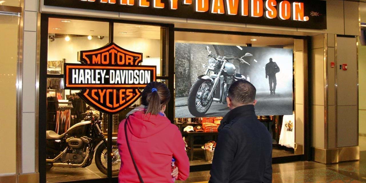 Pantalla Publicitaria Reversa SNOW instalada en Harley Davidson